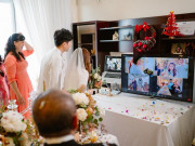 Tin tức - Những đám cưới đặc biệt năm 2021: Cô dâu chú rể rạng ngời dù lễ cưới vỏn vẹn vài người