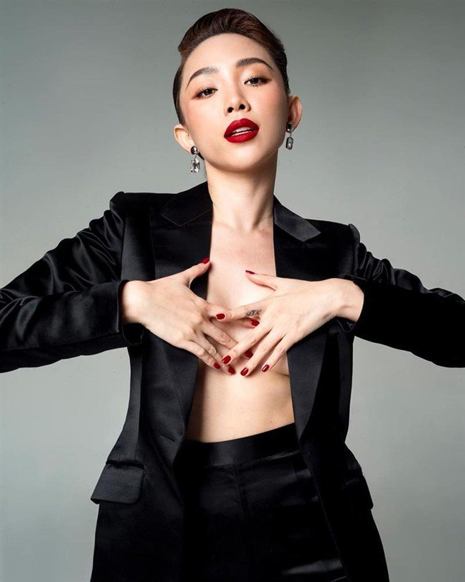 Cô cho biết không có tuổi thơ hay tuổi dậy thì bình thường như các bạn khác.