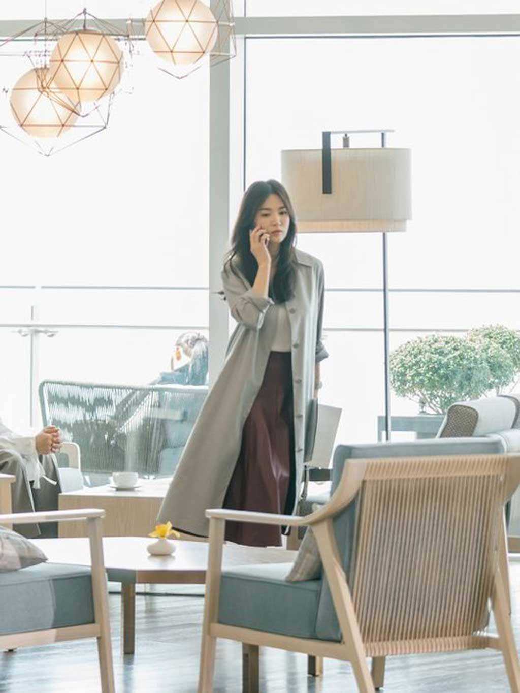 Song Hye Kyo cho chân váy ngắn “thất sủng”, giờ chỉ đam mê một mốt váy kéo chân dài - 3