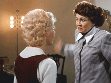 Chuyện thật về siêu sao bóp cổ con nuôi vì không gọi mẹ, ám ảnh khán giả toàn thế giới