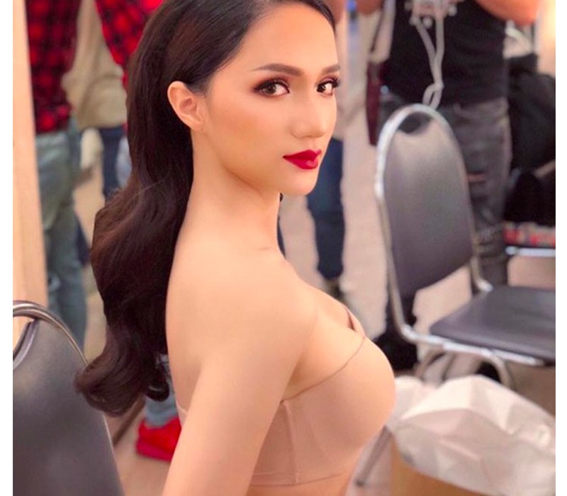 Hương Giang trong phòng thay đồ trong cuộc thi Hoa hậu Chuyển giới 2018. Ít ai biết đã từng có khoảnh khắc cô nóng bỏng trong chiếc áo ngực màu nude này.
