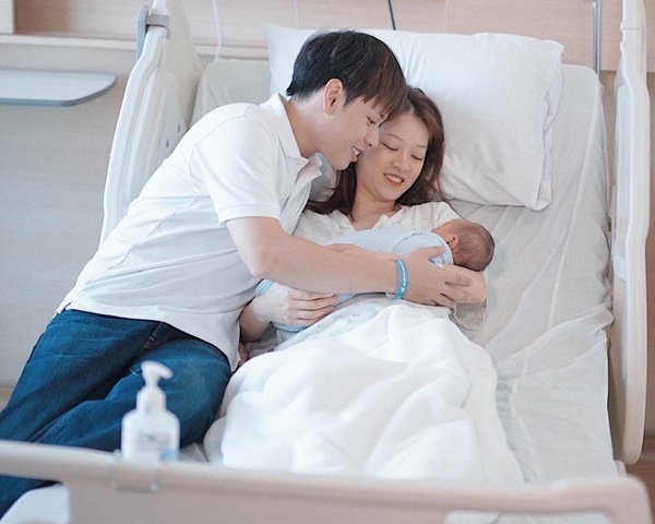 Học trò Dương Khắc Linh đưa con mới sinh đi khám, vợ hotgirl lập tức bị nhắc nhở - 4