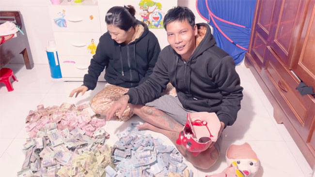 Lộc và vợ đập heo tiền để dành