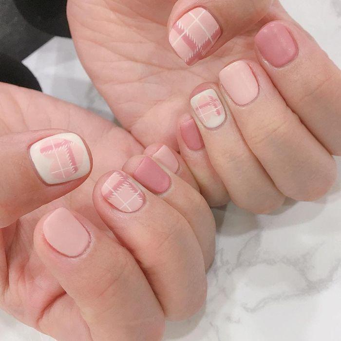 Gợi ý màu nail hồng ngọt ngào đầy lãng mạn giúp đôi bàn tay trở nên nổi bật  hơn trong tiết trời se lạnh