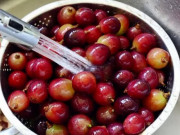 Bếp Eva - Rửa nho với nước bẩn như chưa rửa, thêm thứ này bụi và trứng côn trùng bong ra hết