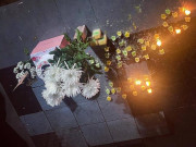 Tin tức - Xuất hiện nhóm người thắp nến trước nhà ông nội bé gái bị "dì ghẻ" bạo hành, CĐM phẫn nộ