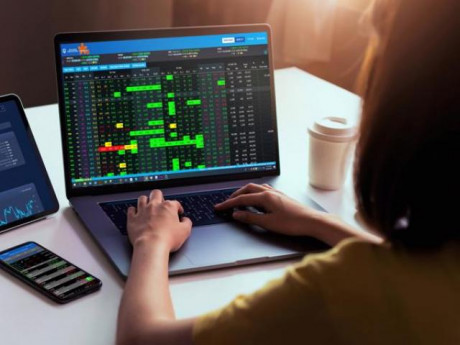 Chị em "tay mơ" dấn thân đầu tư chứng khoán: 4 điều cần biết cho người mới bắt đầu