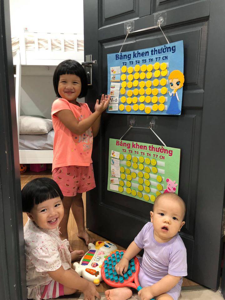Các con của nữ MC với những tấm bảng khen thưởng.