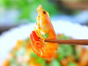 Bếp Eva - Tôm rang kiểu này giòn ngon, lên màu đẹp, cắn một miếng là nghiện ngay