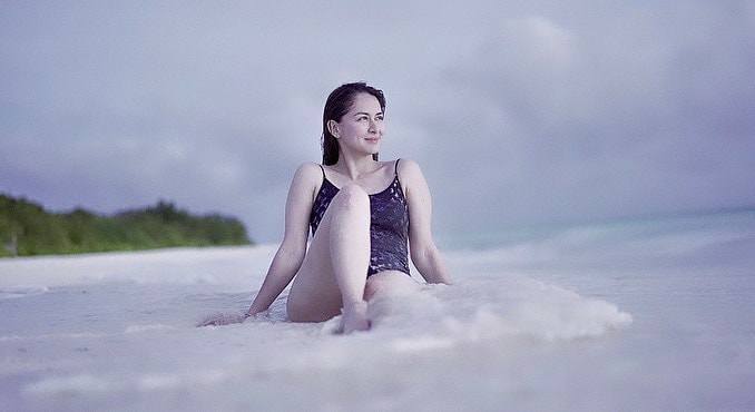 Mỹ nhân đẹp nhất Philippines diện bikini trên biển, mẹ 2 con không 1 vết rạn - 3