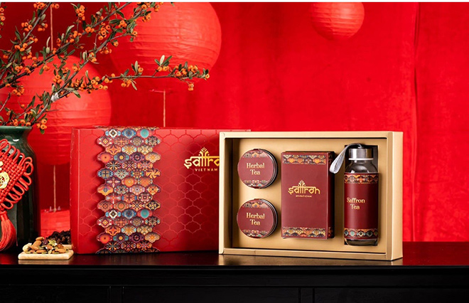 Một gợi ý khác là set quà Ba Tư nhụy hoa nghệ tây Saffron cao cấp hiện đang giảm chỉ còn 490.000 đồng trên Shopee. Bộ sản phẩm mang tông đỏ sang trọng đi kèm công dụng tốt cho sức khỏe chính là lời chúc sung túc, an khang hoàn hảo cho dịp đầu năm.