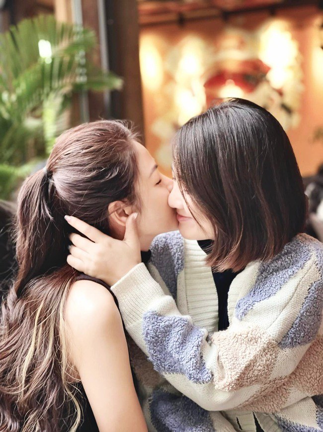 Sau khi tán Bảo Anh amp;#34;mãi không đổamp;#34;, Lương Thu Trang lại ôm hôn và gọi người này là chồng - 2