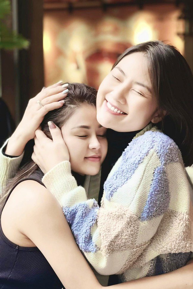 Lương Thu Trang ôm hôn thắm thiết mẹ kế Ngọc Lan, thay vì a hrefhttps://eva.vn/lang-sao/doi-tu-kin-tieng-ben-vo-tre-dep-cua-nguoi-dan-ong-ma-luong-thu-trang-tan-mai-khong-do-c20a497118.htmlBảo Anh - người tình màn ảnh mà cô tự nhận là tán mãi không đổ/a.