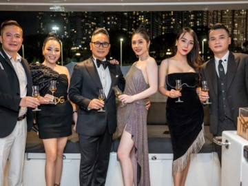 Vợ chồng Khắc Việt, ca sĩ Quang Hà dự tiệc trên du thuyền 120 tỷ đồng