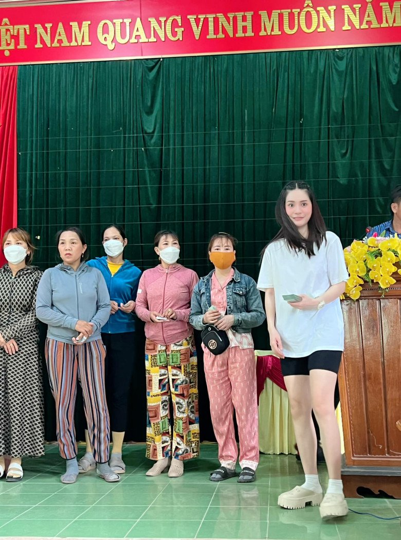 Và trong lần ra miền Trung này, bà mẹ 3 con đã rất khôn ngoan khi chọn áo thun trắng và short đen. Trang phục này vừa giản dị, gọn gàng lại rất dễ dàng nếu Đoàn Di Băng cần di chuyển, vận động nhiều. 