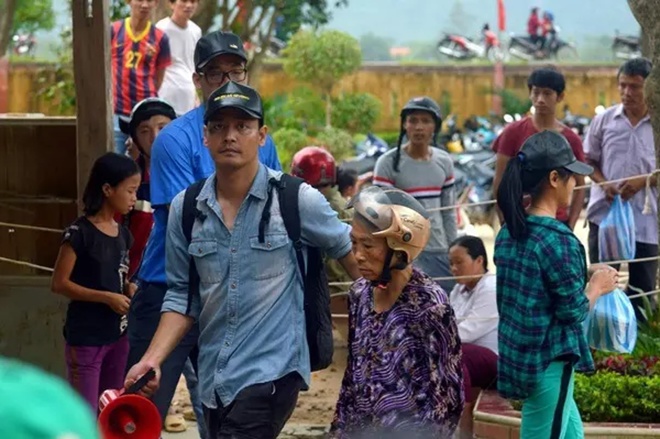 MC Phan Anh từng được tung hô là người hùng trong đợt bão lũ năm 2016 nhưng sau đó lại hứng chịu sự chỉ trích vì bị nghi ngờ không minh bạch trong chuyện giải ngân từ thiện.