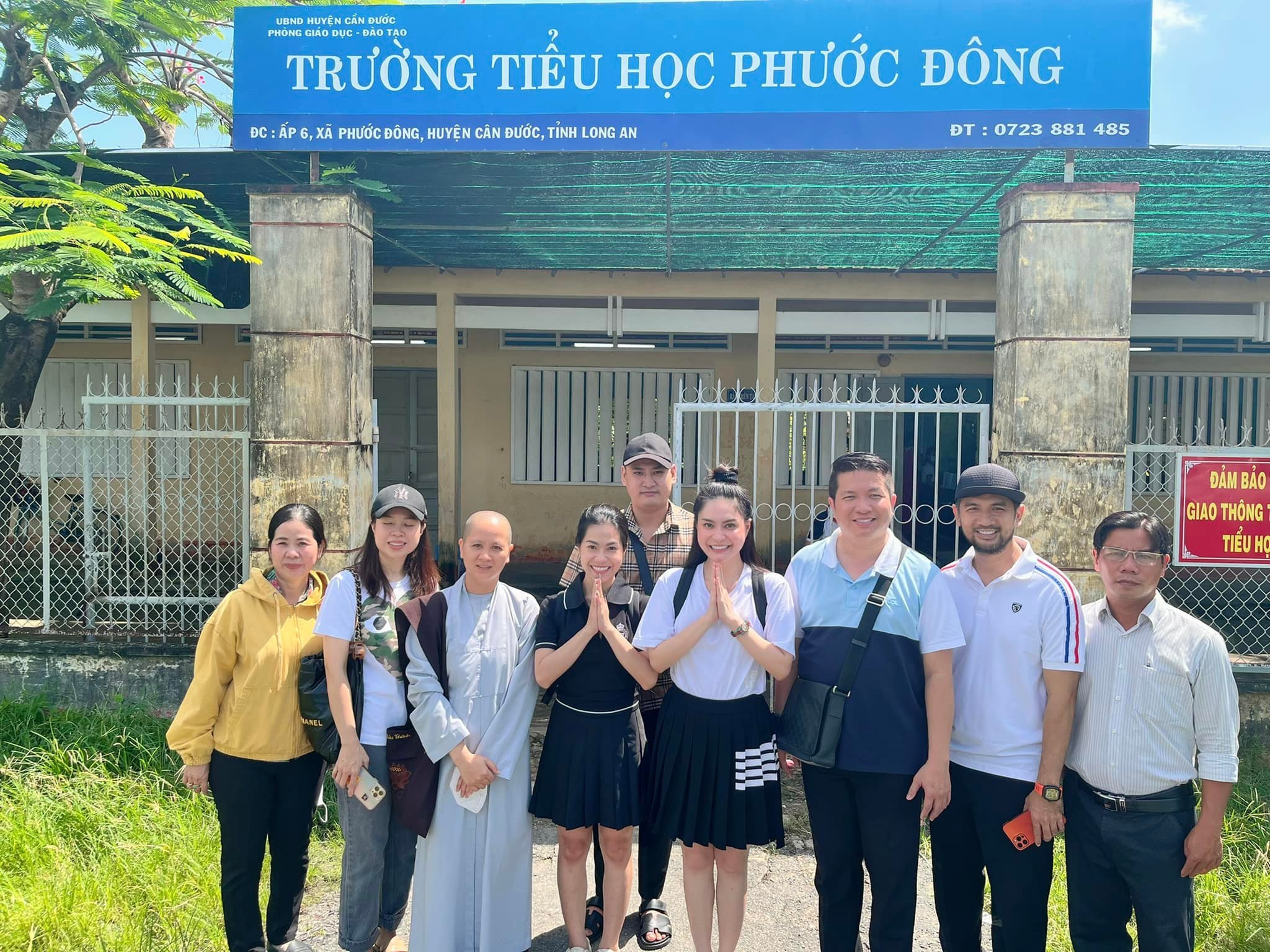 Một lần khác, Đoàn Di Băng diện một chiếc chân váy đen cùng áo thun trắng. Dù chọn những item đơn giản nhưng cô nàng cũng diện chân váy ngắn khoe đôi chân thon. Chiếc chân váy xoè này có thể sẽ thoải mái hơn chân váy ôm nhưng nếu cần vận động nhiều cũng rất bất tiện. 