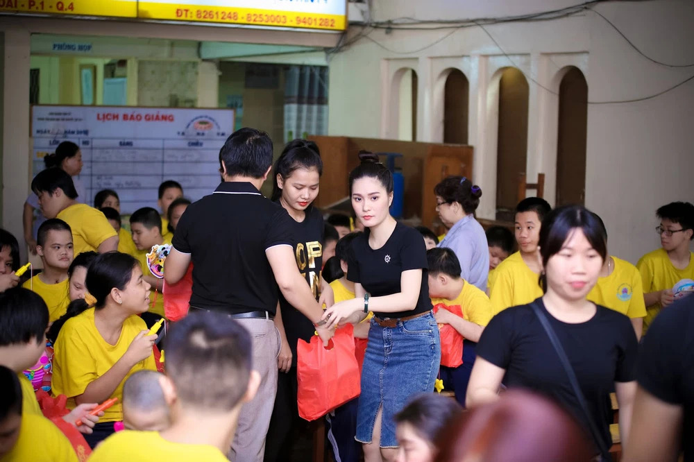 Trước đó, Đoàn Di Băng cũng chỉ mặc đơn giản với áo thun đen và chân váy jeans. Tuy nhiên, lựa chọn này có vẻ không hợp lý vì chân váy jeans ôm sát khiến cô có phần khó khăn khi di chuyển.