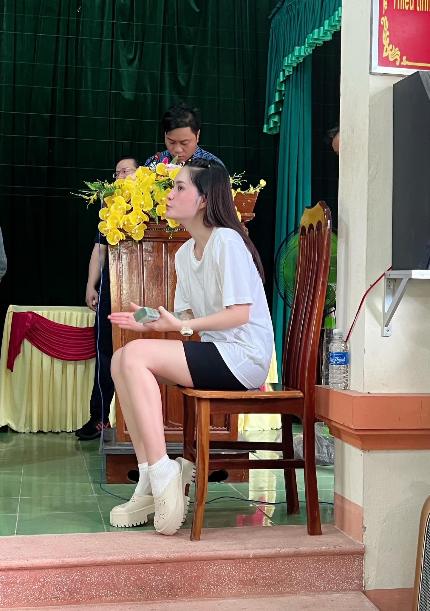 Dù vậy, có thể thấy, tổng quan bộ trang phục của Đoàn Di Băng rất giản dị và không bị diêm dúa trong những sự kiện từ thiện như thế này. Đoàn Di Băng makeup cũng hoàn toàn không cầu kỳ, chỉ đánh phớt nhẹ má hồng để tươi tắn hơn thế nhưng nhiều người vẫn khen ngợi bà mẹ 3 con vẫn luôn xinh như nàng tiên.