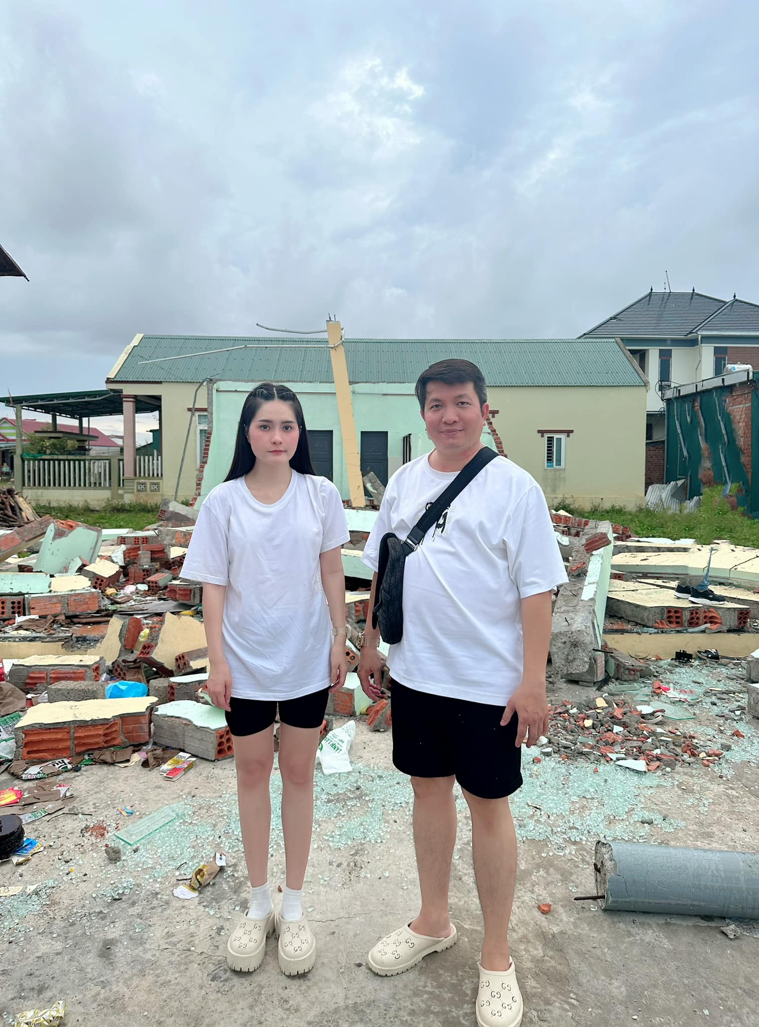 Tuy nhiên, nhìn kỹ vẫn có thể phát hiện rằng vợ chồng Đoàn Di Băng vẫn tinh tế “dát” đồ hàng hiệu. Đó là 2 đôi Gucci Platform Perforated G Sandal có giá trị từ 15-20 triệu đồng/đôi.