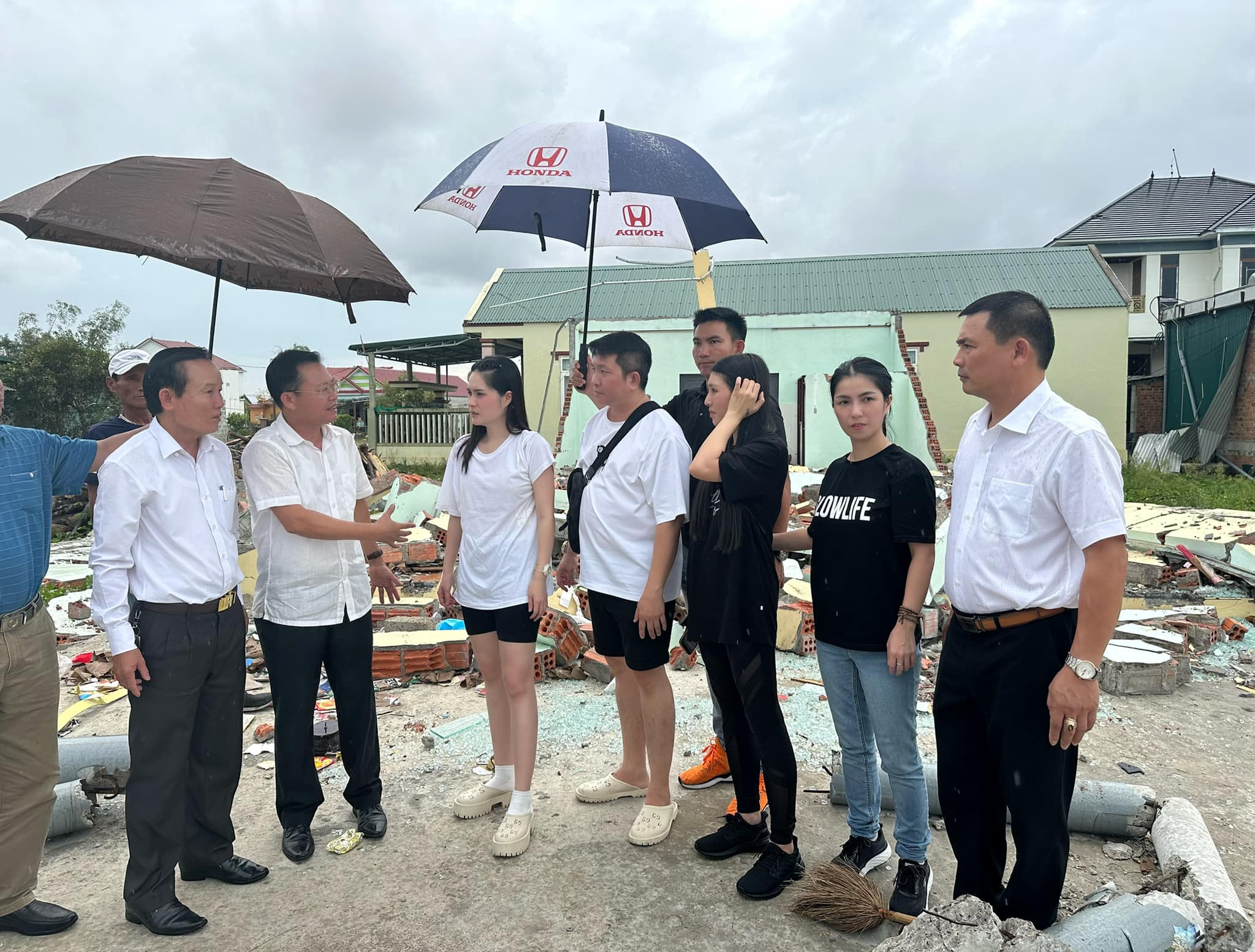 Vợ chồng Đoàn Di Băng – Nguyễn Quốc Vũ chọn outfit vô cùng đơn giản. Cả hai thậm chí còn ăn mặc đồng điệu với tông trắng đen cơ bản nhất.