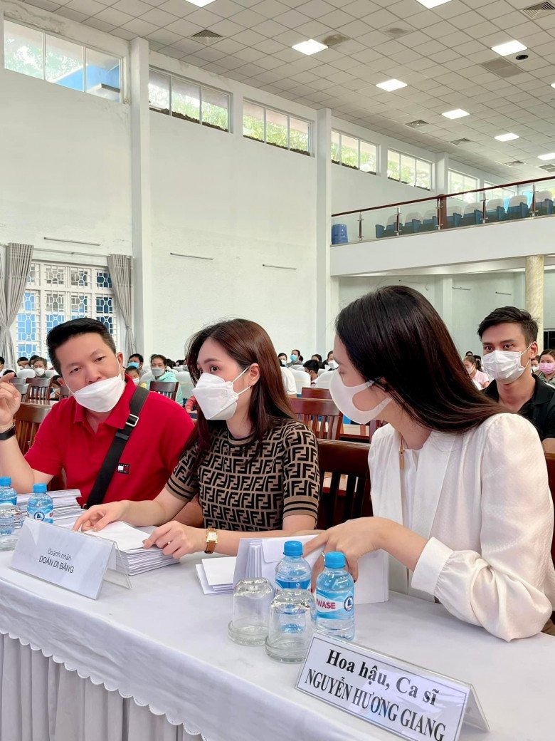 Cũng diện áo thun, nhưng lần này Đoàn Di Băng chọn áo thun hàng hiệu. Chiếc áo đến từ thương hiệu Fendi, có giá trị trên dưới 15 triệu đồng. Bà mẹ 3 con chọn thêm phụ kiện đồng hồ Hermes có giá gần 100 triệu đồng.