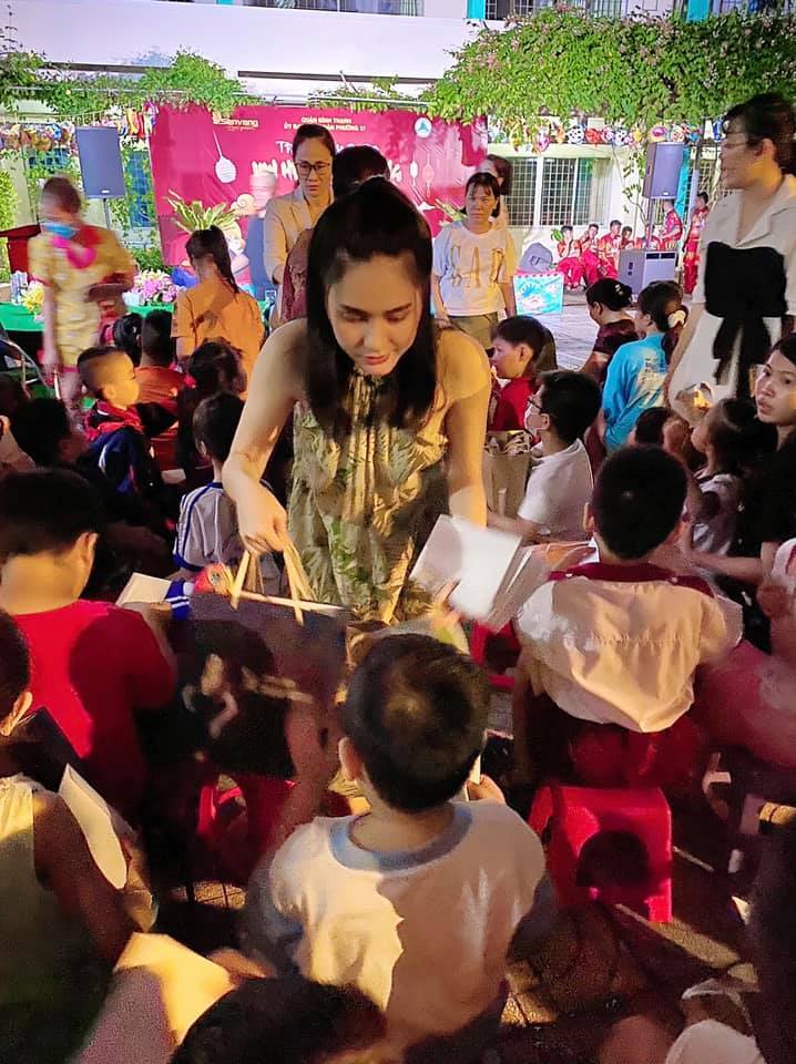 Một lần khác, Đoàn Di Băng còn diện một chiếc đầm maxy, dễ gây vướng víu khi di chuyển. 