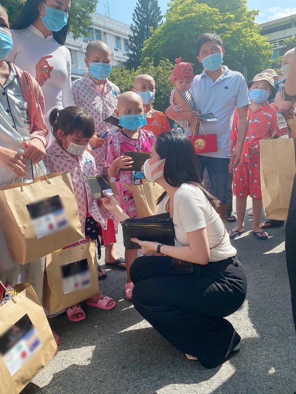 Lần này, Đoàn Di Băng đã rút kinh nghiệm, chỉ chọn quần culottes và thun.