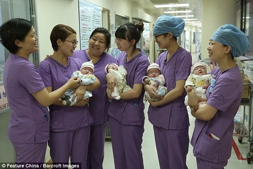 Thưởng ô tô 9 chỗ và nhiều chi phí khủng cho cặp vợ chồng sinh 4 con bằng phương pháp đẻ thường - 3