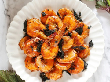 Loại lá chỉ để ăn sống hoặc nấu cháo, không ngờ rang với tôm lại được món ngon cực phẩm