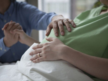 Nghe tiếng con khóc trong phòng đẻ, người chồng chỉ có 19 chú tinh binh vẫn chưa tin đã được làm bố