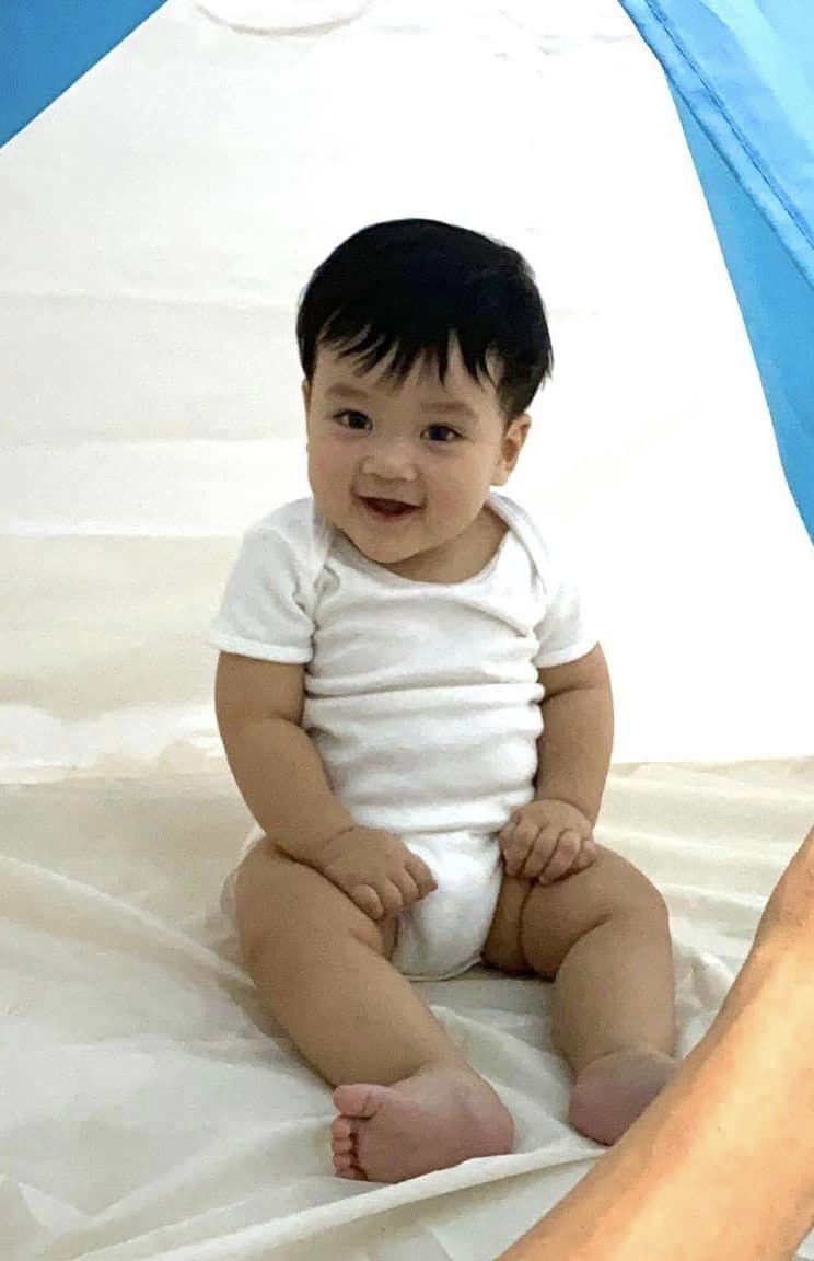 Con trai ruột Đàm Vĩnh Hưng giống hệt bức ảnh bố lúc nhỏ, chứng tỏ gen Đàm Vĩnh Hưng trội hơn mẹ bé - 11