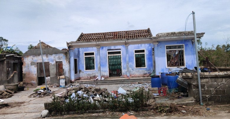 Con gái giấu bố chuyện nhà sập sau bão, xúc động nhận hỗ trợ từ đoàn thiện nguyện của MC Phan Anh và những mạnh thường quân khác - 3