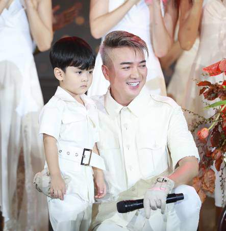 Đàm Vĩnh Hưng gây sốc khi công khai đã có con trai 3 tuổi.