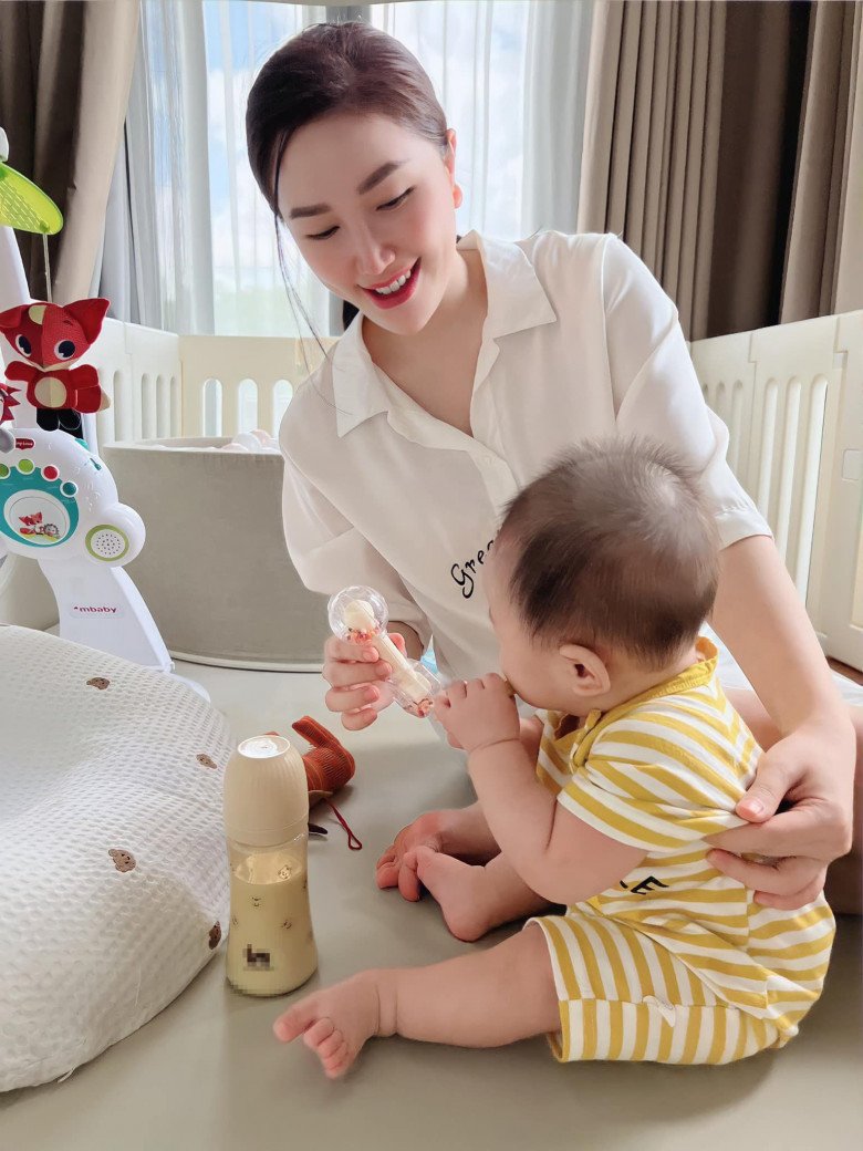 Con trai Bảo Thy được nhận xét kháu khỉnh, bụ bẫm.