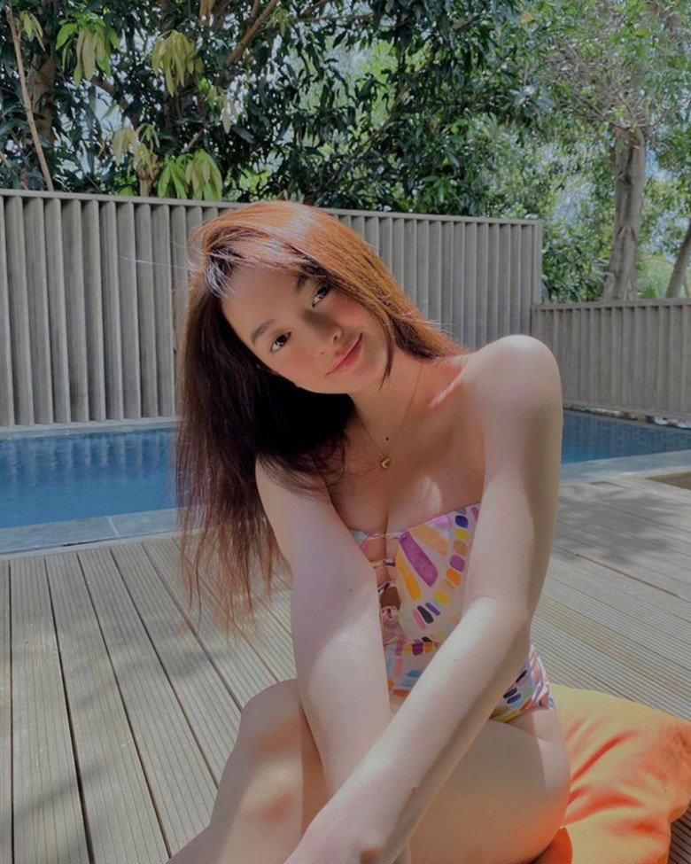 Cô được nhận xét ngày càng xinh đẹp và nổi bật hơn. 