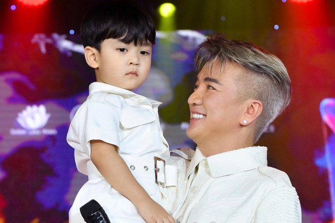 Vợ cũ U70 của Đàm Vĩnh Hưng tặng vàng cho con trai ruột của chồng cũ, cách xưng hô với bé gây chú ý - 1