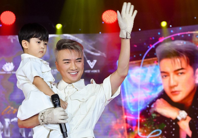 Danh tính mỹ nhân bế con trai amp;#34;Ông hoàng nhạc Việtamp;#34; từ bé: Dư tiền thừa nhan sắc, đốt bạc tỷ giữ body - 1