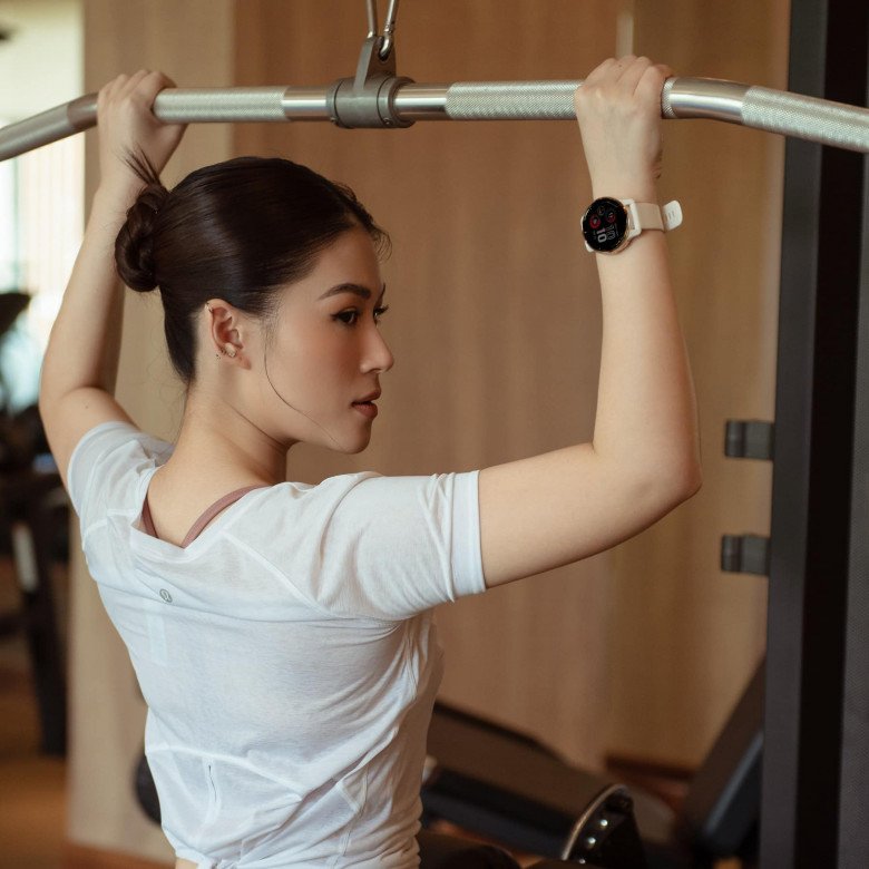 Danh tính mỹ nhân bế con trai amp;#34;Ông hoàng nhạc Việtamp;#34; từ bé: Dư tiền thừa nhan sắc, đốt bạc tỷ giữ body - 12