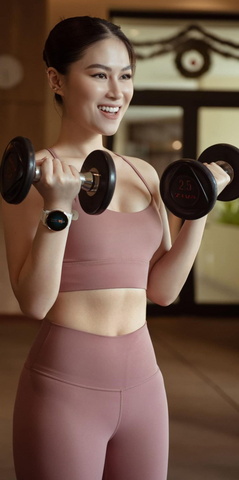 Danh tính mỹ nhân bế con trai amp;#34;Ông hoàng nhạc Việtamp;#34; từ bé: Dư tiền thừa nhan sắc, đốt bạc tỷ giữ body - 11