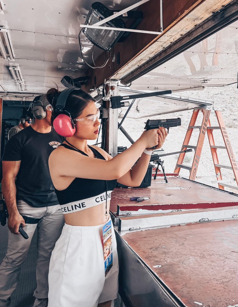 Danh tính mỹ nhân bế con trai amp;#34;Ông hoàng nhạc Việtamp;#34; từ bé: Dư tiền thừa nhan sắc, đốt bạc tỷ giữ body - 14