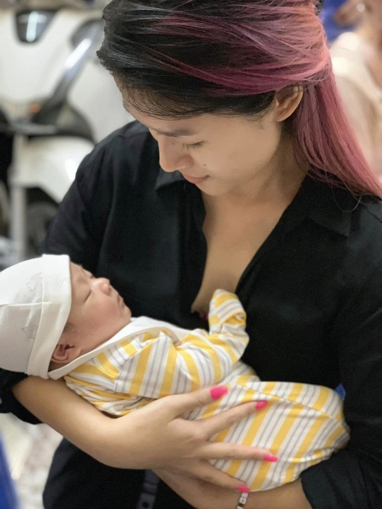 Danh tính mỹ nhân bế con trai amp;#34;Ông hoàng nhạc Việtamp;#34; từ bé: Dư tiền thừa nhan sắc, đốt bạc tỷ giữ body - 4