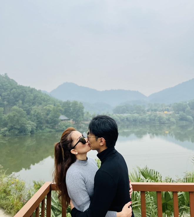 Phan Hiển hôn vợ đắm đuối, vừa gọi bà xã là amp;#34;chị Khánh Thiamp;#34; lập tức bị amp;#34;dằn mặtamp;#34; đến mất ngủ - 1