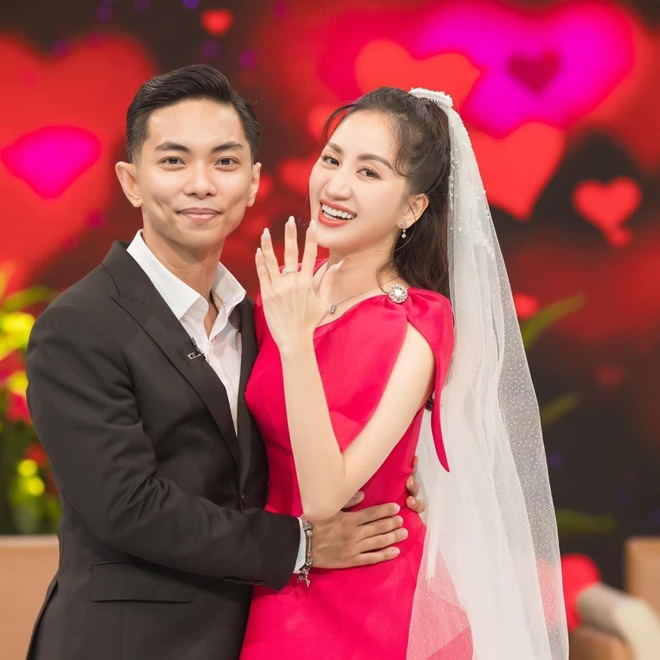 Phan Hiển hôn vợ đắm đuối, vừa gọi bà xã là amp;#34;chị Khánh Thiamp;#34; lập tức bị amp;#34;dằn mặtamp;#34; đến mất ngủ - 5