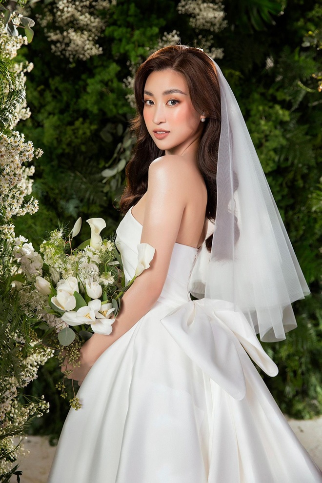 Đám cưới của Đỗ Mỹ Linh và con trai Bầu Hiển được cho là sẽ diễn ra vào ngày 23/10 tới. Hiện Hoa hậu Việt Nam 2016 vẫn chưa chính thức lên tiếng về thông tin này.