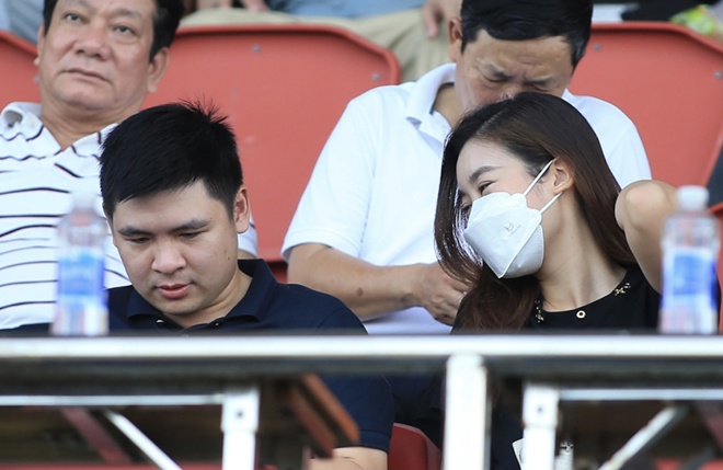 Cả 2 thoải mái sánh đôi cùng nhau trên khán đài một trận bóng đá giữa lúc tin đồn hẹn hò đang rầm rộ.