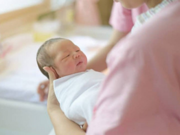 Con vừa chào đời bị đau lưỡi và có đốm trắng, bác sĩ chỉ nguyên nhân từ lúc mang bầu khiến mẹ trẻ sững sờ