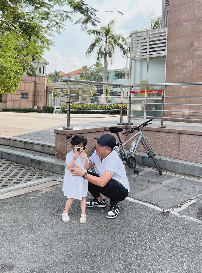 Trường Giang giản dị mang dép lào đi đón con, Nhã Phương amp;#34;kể tộiamp;#34; ái nữ quá nịnh bố - 4