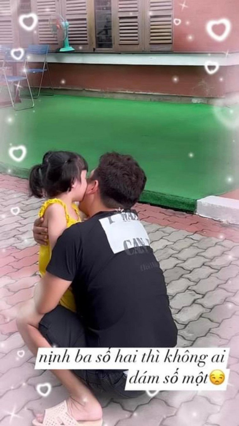 Destiny thơm má bố siêu ngọt ngào. 