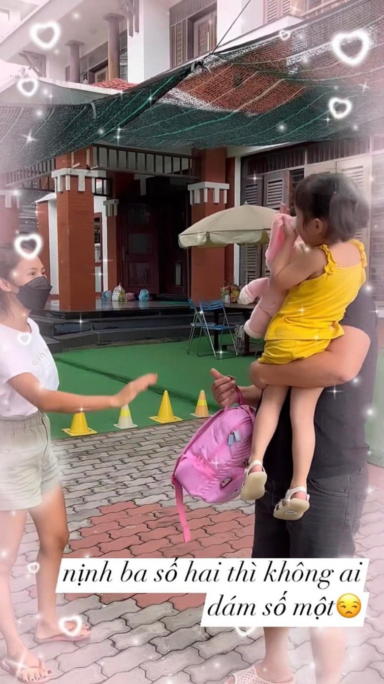 Cô bé ngoan ngoãn chào tạm biệt cô.